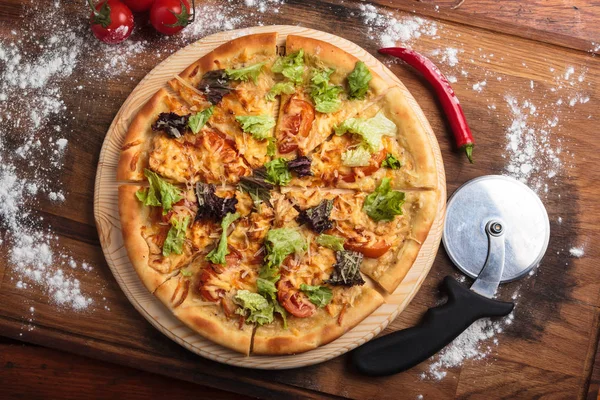 Caesar pizza na chaotický dřevěné pozadí. — Stock fotografie