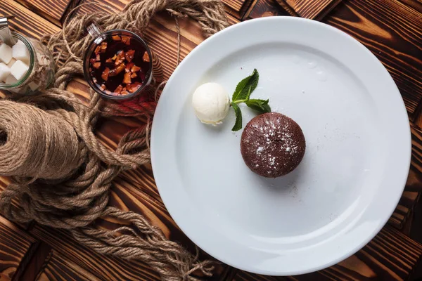 チョコレートのフォンダンとアイスクリーム — ストック写真