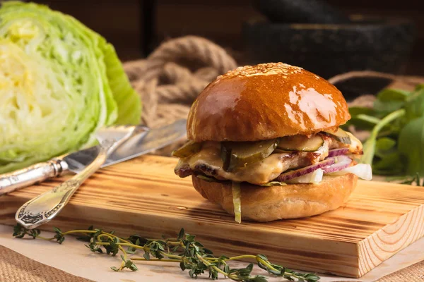 Moderní lesklý hamburger s kuřecím masem — Stock fotografie