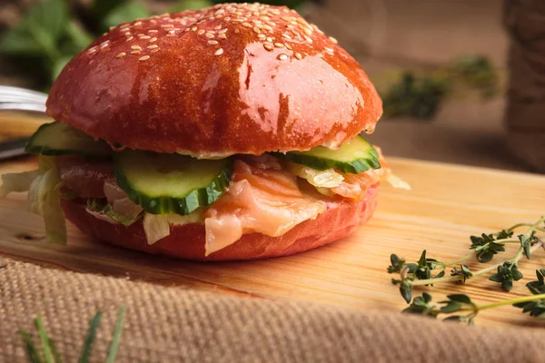 Son moda parlak burger pembe çörek de somon ile