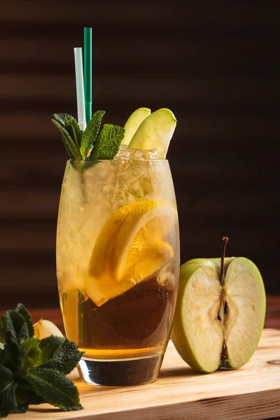 Handgjorda lemonad med ingredienser Royaltyfria Stockbilder