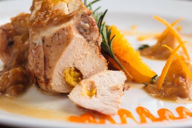 Turuncu Brezilyalı yolu ile tavuk göğsü dolması