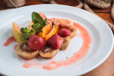 Meyve beyaz tabakta flambe.