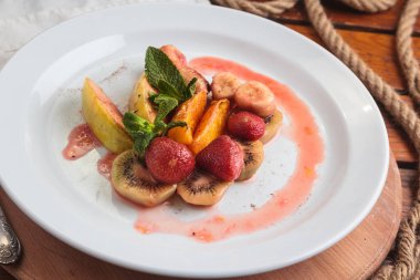 Meyve beyaz tabakta flambe.