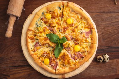 Pizza carbonara ahşap bir vintage tablo
