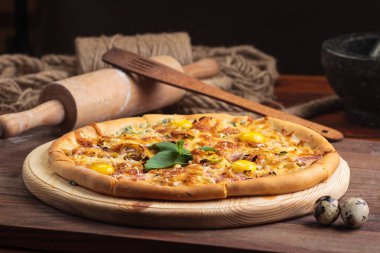 Pizza carbonara ahşap bir vintage tablo