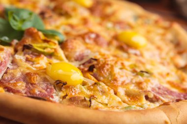 Pizza carbonara ahşap bir vintage tablo
