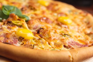 Pizza carbonara ahşap bir vintage tablo