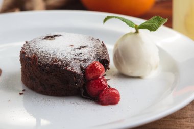 Çilek ve dondurma çikolatalı fondan