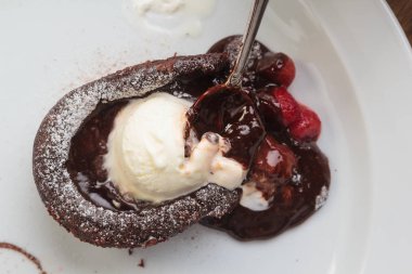 Çilek ve dondurma çikolatalı fondan