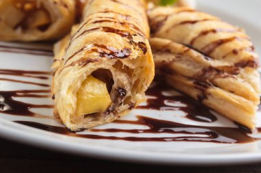 Strudel vintage ahşap masa üzerinde apple ile.