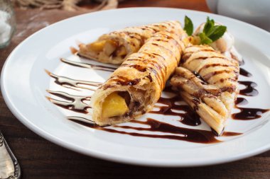 Strudel vintage ahşap masa üzerinde apple ile.