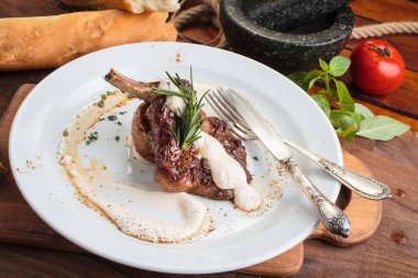 Kuzu raf ahşap masa ve malzemeler