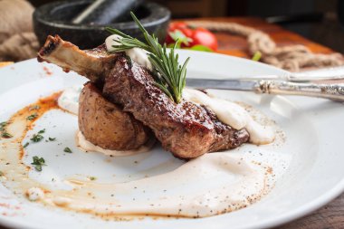 Kuzu raf ahşap masa ve malzemeler