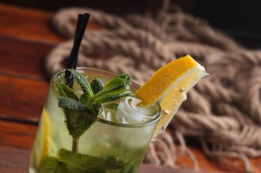 Mojito kokteyl cesur antika arka plan üzerinde.