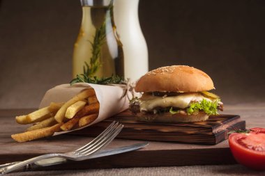 Biftek ve patates kızartması ile klasik burger