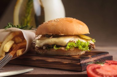 Biftek ve patates kızartması ile klasik burger