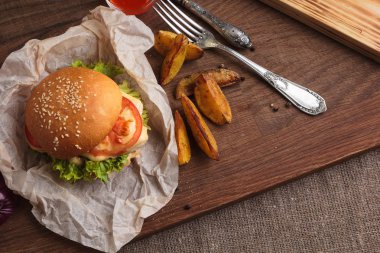 Tavuk ve patates dilimleri ile klasik burger