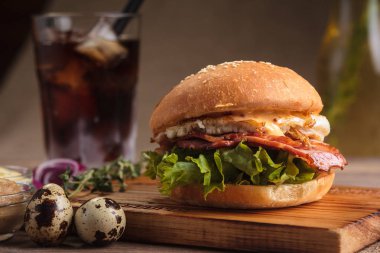 Popüler kahvaltı burger jambon ve yumurta