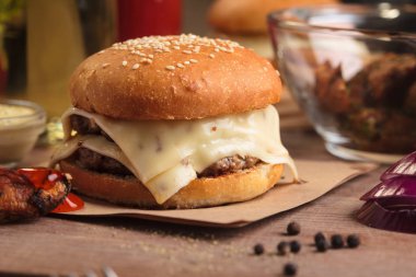 Klasik duble çizburger malzemelerle