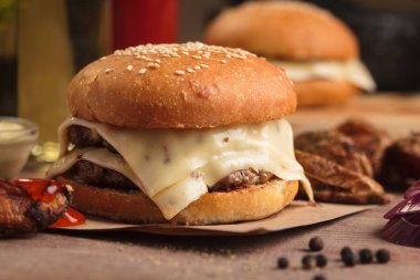 Klasik duble çizburger malzemelerle