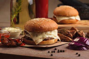 Klasik duble çizburger malzemelerle