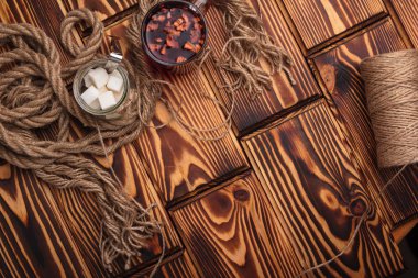 Malzemeler ve vintage çatal bıçak takımı ahşap arka plan