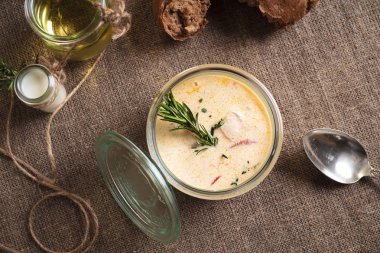 Cam kavanozun içinde somon ile peynir çorbası