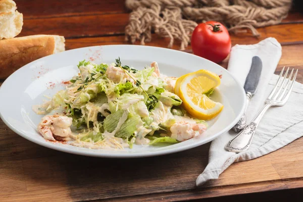 Salat mit Tigergarnelen, Parmesan und Sahne — Stockfoto