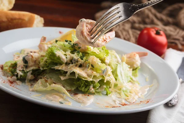 Salat mit Tigergarnelen, Parmesan und Sahne — Stockfoto