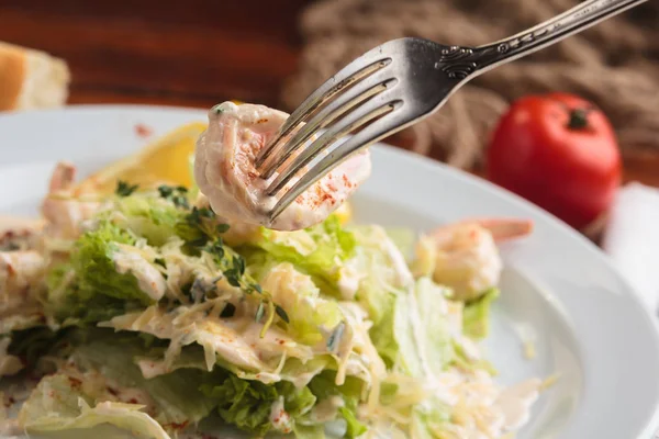 Salat mit Tigergarnelen, Parmesan und Sahne — Stockfoto