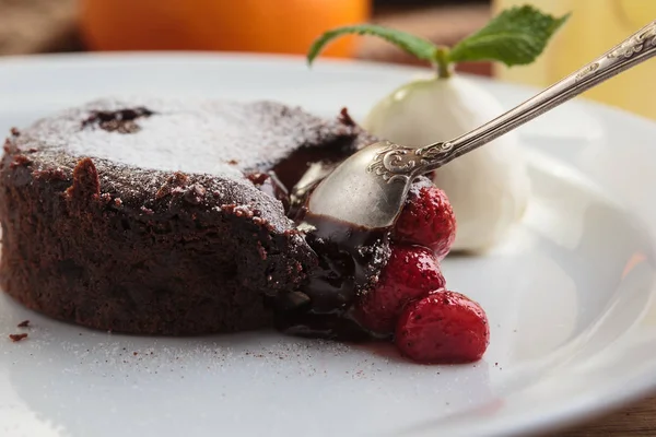 Fondente al cioccolato con fragola e gelato — Foto Stock