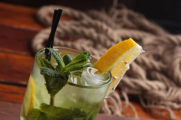 Mojito kokteyl cesur antika arka plan üzerinde.