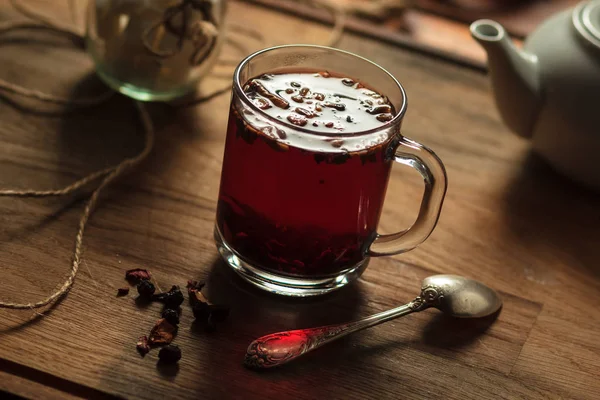 Hibiscus tea with fruit pieces and sugar in glass — Stock Photo, Image