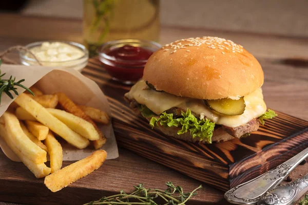 Klasický burger s hovězím masem a hranolkami — Stock fotografie