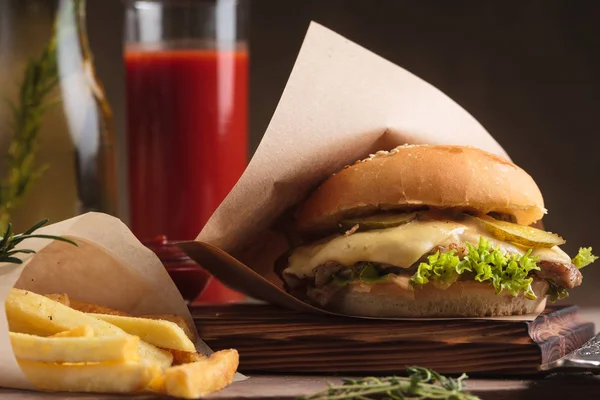 Biftek ve patates kızartması ile klasik burger