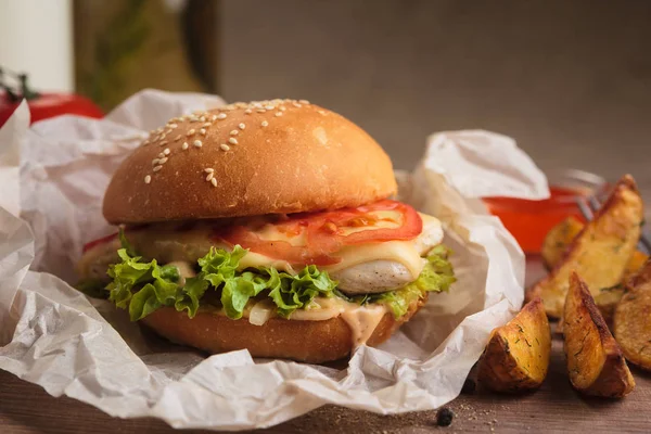 Tavuk ve patates dilimleri ile klasik burger