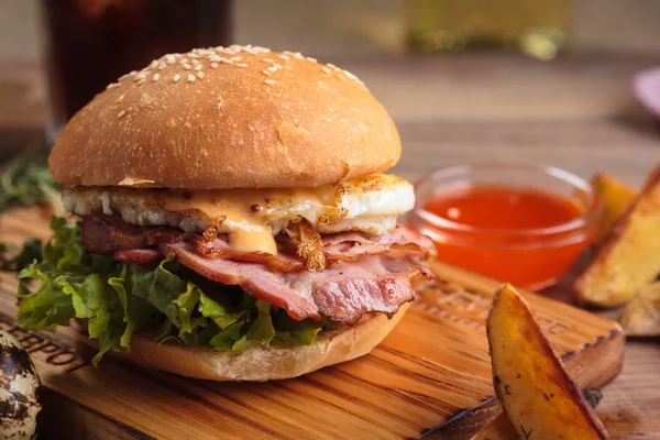 Módní snídaně burger s šunkou a vejci — Stock fotografie