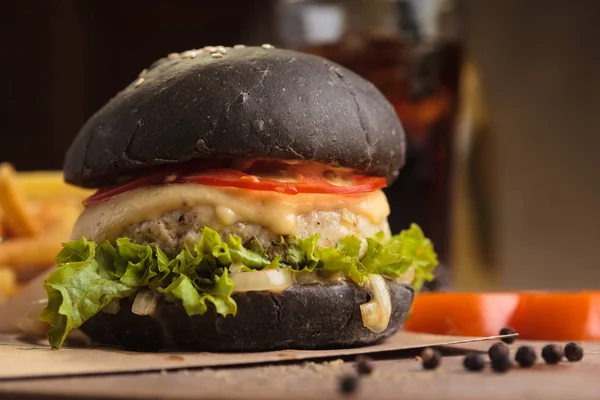Módní hamburger s hovězím masem v černé housce — Stock fotografie