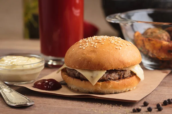 Klasickým cheeseburger s přísadami — Stock fotografie