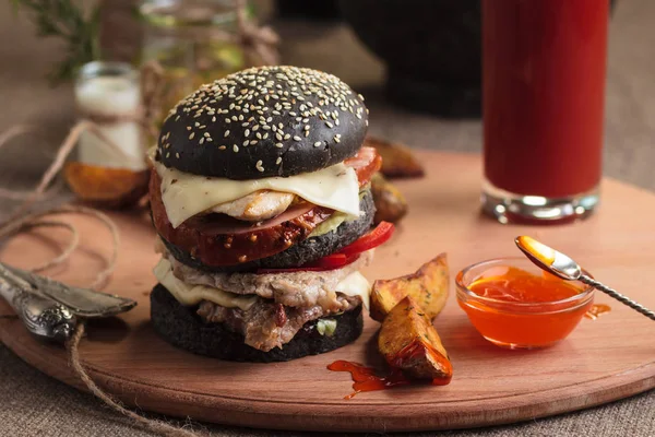 Módní burger s čtyři masa v černé housce — Stock fotografie