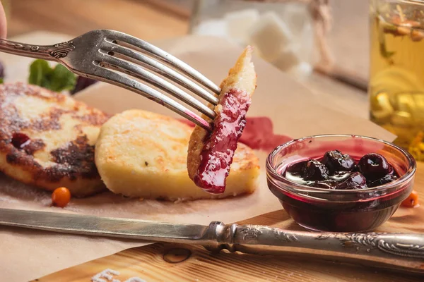 Parça çatal üzerinde kiraz soslu peynirli gözleme.