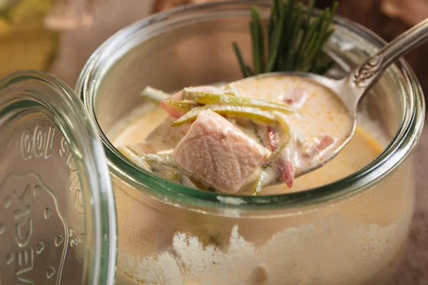 Zuppa di formaggio con salmone servita nel barattolo di vetro — Foto Stock