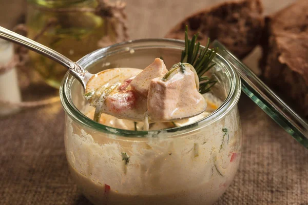 Zuppa di formaggio con salmone servita nel barattolo di vetro — Foto Stock