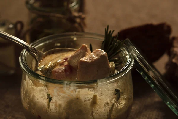 Zuppa di formaggio con salmone servita nel barattolo di vetro — Foto Stock