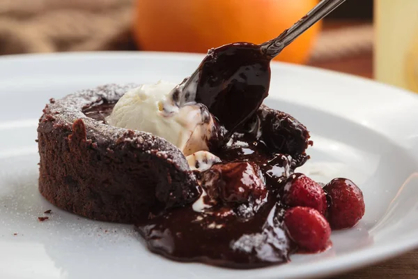 Chokladfondant med jordgubbar och glass Stockfoto