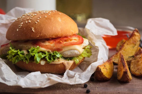 Klasický burger s kuřecím masem a bramborovými klínky Stock Obrázky