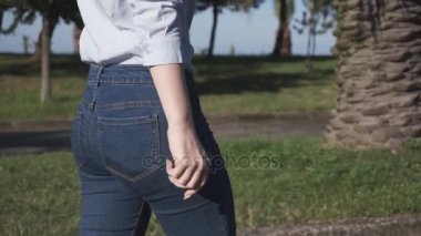 Kız çeker ve faturaları cep yığınında geri koyar