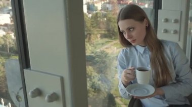 Kız trendy Restoran cam kenarında çay içmek