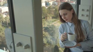 Kız trendy Restoran cam kenarında çay içmek